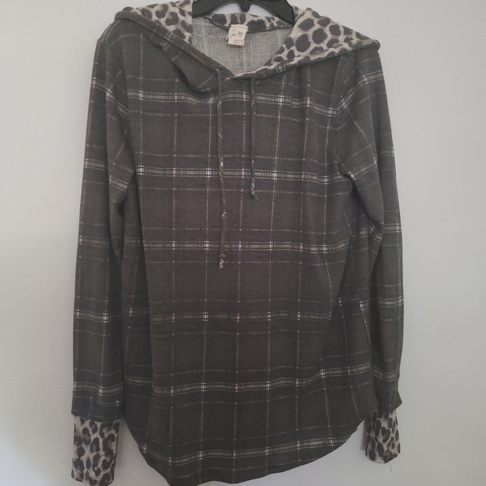 Fun long sleeved leopard top.